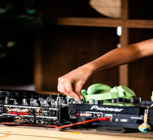 دانلود آهنگ من هنوز اما با چشم بی خوابم فرهاد سنجری