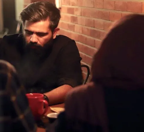 دانلود آهنگ آرومه زیر خاکستر با من قدم بزن امشب ریمیکس اینستاگرامی و اصلی علی سورنا