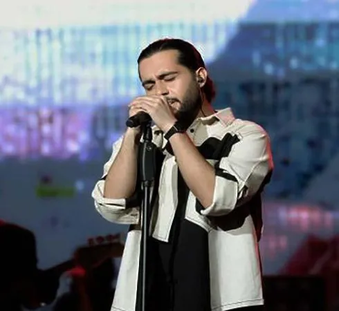 دانلود آهنگ این همه آدم چرا بین همه من اینهمه سادم ریمیکس و اصلی حامیم