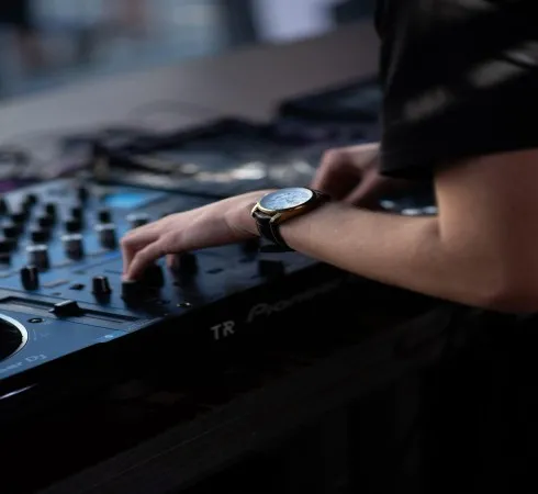 دانلود آهنگ تماشا نکن غم تماشا ندارد ریمیکس بیس دار علیرضا پوراستاد