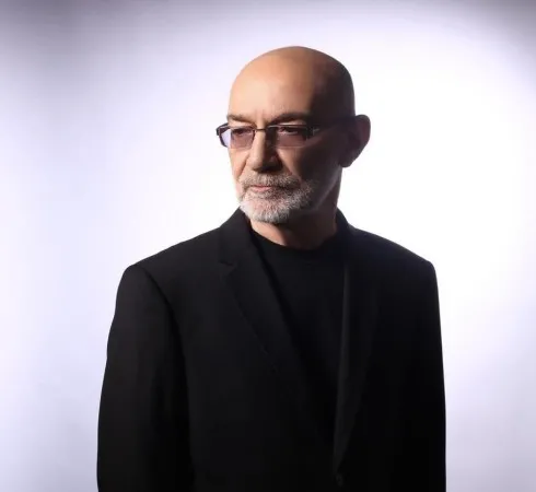 دانلود آهنگ گاهی حتی با یه عطر زنونه هوش مصنوعی ریمیکس سیاوش قمیشی