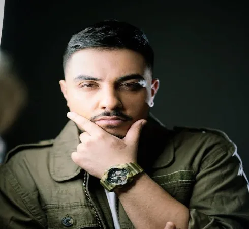 دانلود آهنگ عاشق توام من یه تنه نبضم رو دستات میزنه ریمیکس و اصلی آرون افشار دانلود آهنگ عاشق توام من یه تنه نبضم رو دستات میزنه ریمیکس و اصلی آرون افشار